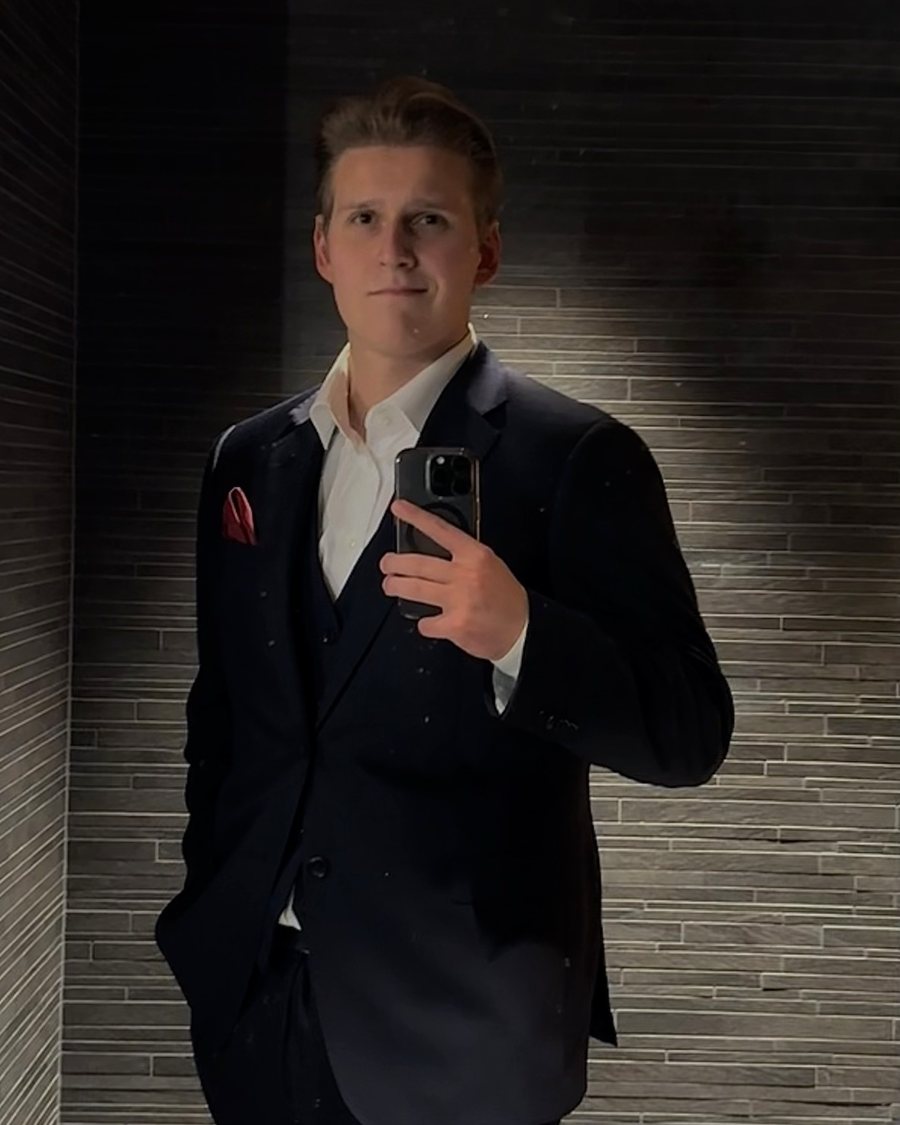 Onni Kauppinen puvussa
